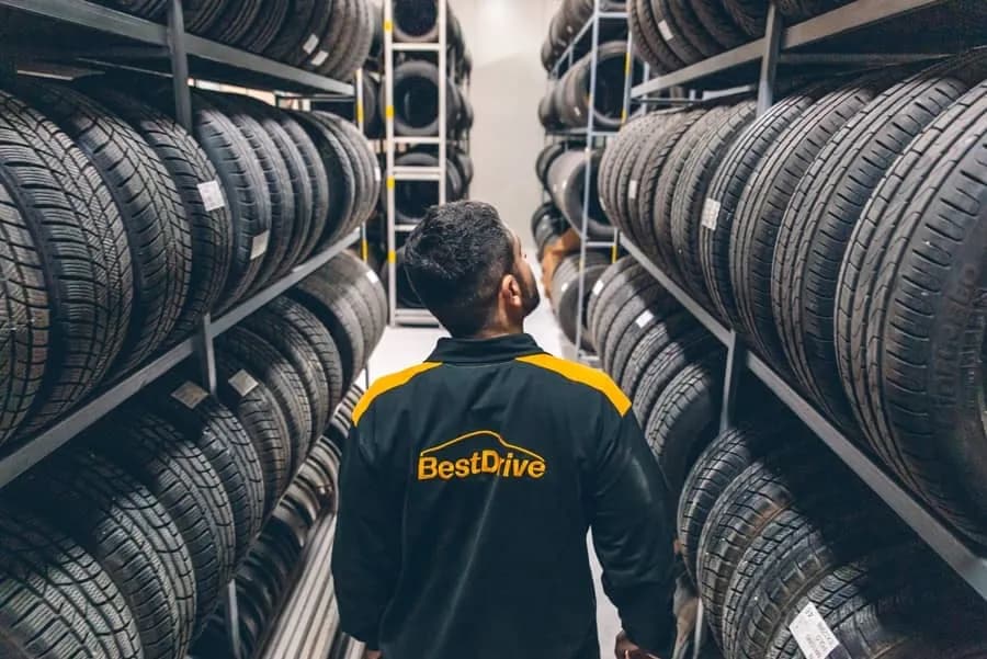 Mechanik BestDrive pri výmene pneumatiky